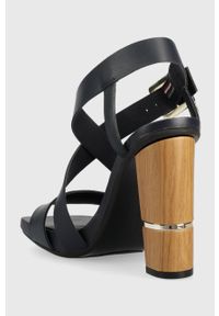 TOMMY HILFIGER - Tommy Hilfiger sandały skórzane HARDWARE BLOCK HIGH HEEL kolor granatowy FW0FW07016. Zapięcie: klamry. Kolor: niebieski. Materiał: skóra. Wzór: gładki. Obcas: na obcasie. Wysokość obcasa: średni #2