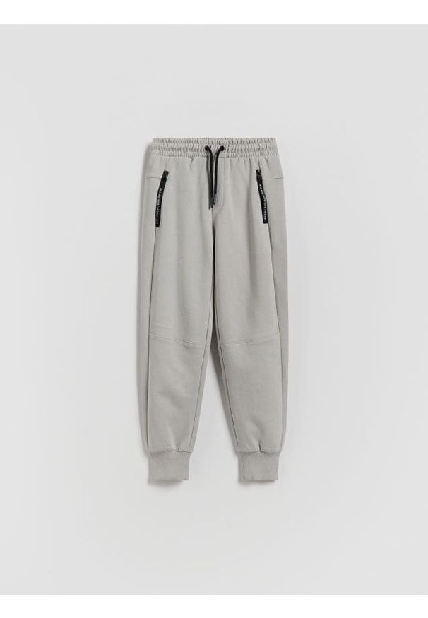 Reserved - Sportowe spodnie jogger - jasnoszary. Kolor: szary. Materiał: dzianina, bawełna. Styl: sportowy
