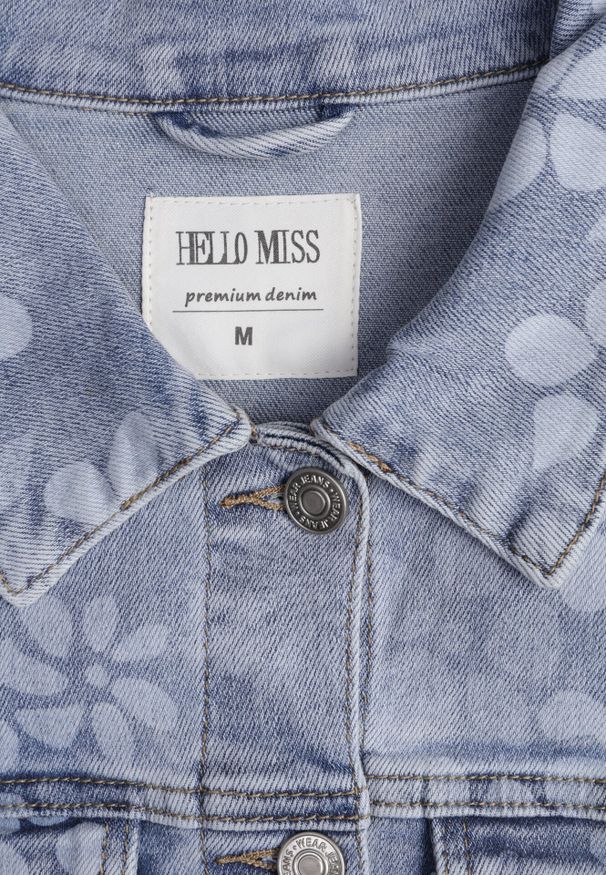 Born2be - Niebieska Krótka Kurtka Jeansowa z Bawełną i Wiskozą w Kwiatowy Wzór Neanelith. Okazja: na co dzień. Kolor: niebieski. Materiał: wiskoza, bawełna, jeans. Długość: krótkie. Wzór: kwiaty. Styl: elegancki, casual