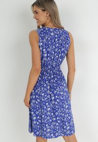 Born2be - Granatowa Sukienka z Wiskozy Marszczoną Gumką w Pasie i Kopertowym Dekoltem Nivih. Kolor: niebieski. Materiał: wiskoza. Długość rękawa: bez rękawów. Typ sukienki: kopertowe #2
