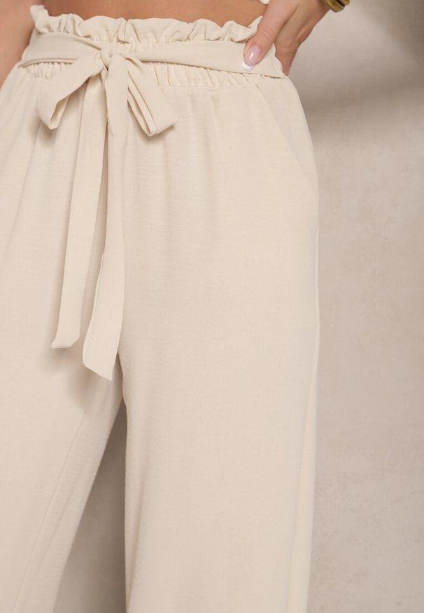 Renee - Beżowe Spodnie z Wiskozą o Szerokim Kroju High Waist z Wiązaniem Ivelwia. Okazja: na co dzień. Stan: podwyższony. Kolor: beżowy. Materiał: wiskoza. Sezon: lato. Styl: casual