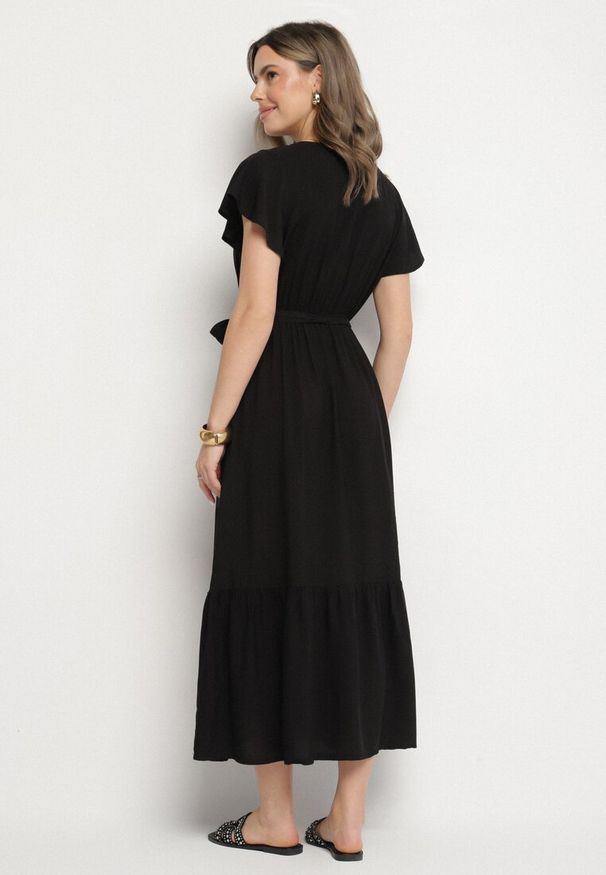 Born2be - Czarna Wiskozowa Sukienka z Kopertowym Dekoltem z Paskiem Savorlisse. Okazja: na co dzień. Kolor: czarny. Materiał: wiskoza. Wzór: aplikacja. Typ sukienki: kopertowe. Styl: casual, klasyczny