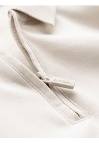 Ombre Clothing - Longsleeve męski polo z zapinanym na zamek kołnierzykiem – kremowy V3 - Rozmiar: M. Typ kołnierza: polo. Kolor: niebieski. Materiał: bawełna, skóra, materiał, dzianina. Długość rękawa: długi rękaw. Wzór: aplikacja. Styl: sportowy, elegancki #3