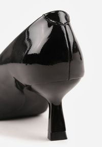 Born2be - Czarne Lakierowane Czółenka na Kaczuszce z Ozdobnymi Paskami Caloma. Okazja: na co dzień. Zapięcie: pasek. Kolor: czarny. Materiał: lakier. Obcas: na szpilce. Styl: casual, klasyczny, wizytowy. Wysokość obcasa: niski #9