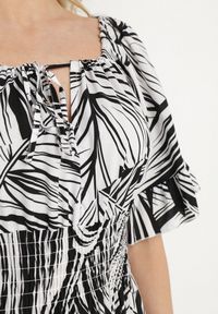 Born2be - Czarna Bawełniana Sukienka Rozkloszowana w Liście Alaniva. Okazja: na co dzień. Typ kołnierza: dekolt w kształcie V. Kolor: czarny. Materiał: bawełna. Wzór: nadruk. Sezon: wiosna, lato. Styl: elegancki, casual #5