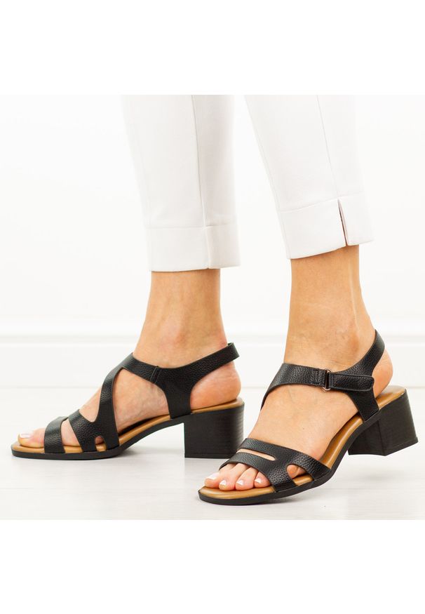 POTOCKI - Czarne sandały damskie na obcasie Potocki 30307. Okazja: na co dzień. Zapięcie: rzepy. Kolor: czarny. Materiał: skóra. Sezon: wiosna, lato. Obcas: na obcasie. Styl: elegancki, casual, wizytowy. Wysokość obcasa: średni