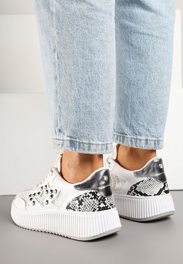 Renee - Białe Sneakersy Ozdobione Gwiazdą i Nitami Zeloti. Okazja: na co dzień. Kolor: biały. Materiał: jeans. Wzór: aplikacja