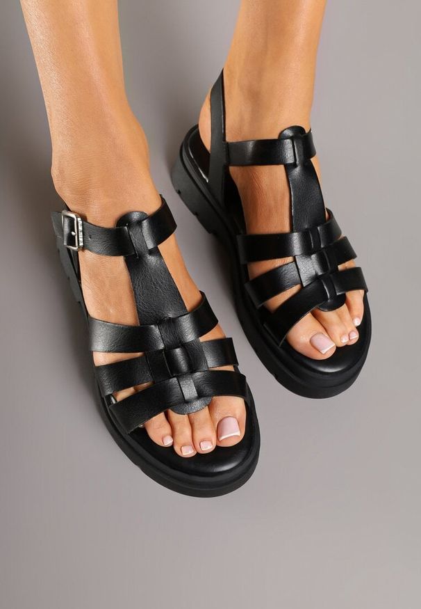 Born2be - Czarne Sandały z Ozdobnymi Paskami Sanlira. Okazja: na co dzień. Zapięcie: pasek. Kolor: czarny. Sezon: lato. Styl: elegancki, casual