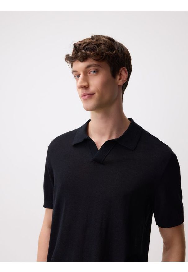 Reserved - Sweter polo z domieszką lnu - czarny. Typ kołnierza: polo. Kolor: czarny. Materiał: len
