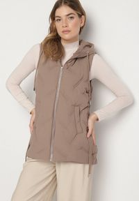Born2be - Ciemnobeżowa Casualowa Kamizelka z Kapturem i Pikowanymi Przeszyciami Caletta. Okazja: na co dzień. Typ kołnierza: kaptur. Kolor: beżowy. Materiał: jeans. Styl: casual #3