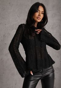 Renee - Czarna Bluzka z Koronki Ozdobiona Rozszerzanymi Rękawami Lertiola. Okazja: na co dzień. Kolor: czarny. Materiał: koronka. Wzór: aplikacja, koronka. Sezon: wiosna. Styl: casual, elegancki #1