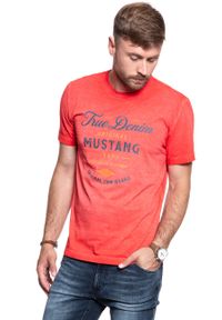 Mustang - MUSTANG T SHIRT Alex C Print 1008961 7179. Kolor: czerwony. Wzór: nadruk #8