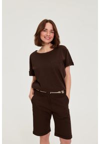 MOODO - Bluzka z bawełny z kieszonką brązowa. Kolor: brązowy. Materiał: bawełna #1