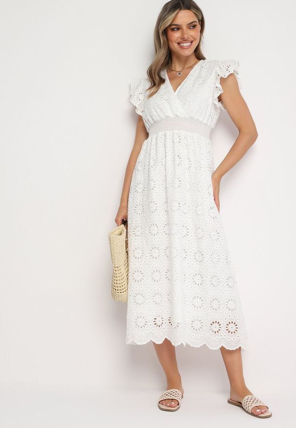 Born2be - Biała Bawełniana Ażurowa Sukienka Koktajlowa z Gumką w Talii i Falbankami Defrea. Okazja: na co dzień. Typ kołnierza: kołnierz z falbankami. Kolor: biały. Materiał: bawełna. Długość rękawa: krótki rękaw. Wzór: ażurowy. Typ sukienki: proste. Styl: wizytowy