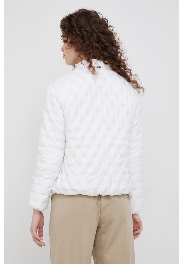 TOMMY HILFIGER - Tommy Hilfiger kurtka puchowa damska kolor biały przejściowa. Okazja: na co dzień. Kolor: biały. Materiał: puch. Wzór: gładki. Styl: casual