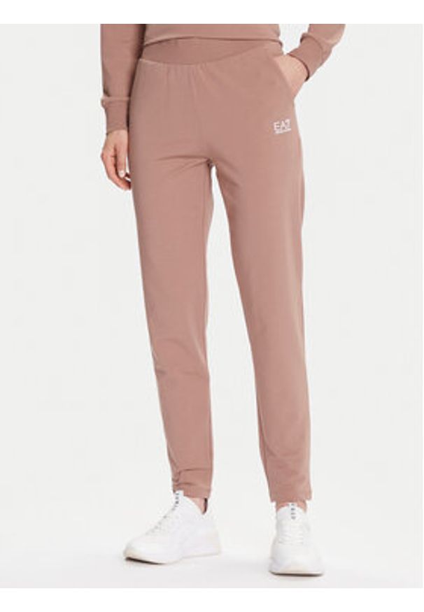 EA7 Emporio Armani Dres 7W000115 AF13135 U6108 Brązowy Regular Fit. Kolor: brązowy. Materiał: bawełna