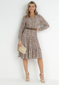Born2be - Beżowo-Czarna Sukienka Ampissa. Typ kołnierza: kołnierz z falbankami. Kolor: beżowy. Wzór: aplikacja, kwiaty, nadruk. Styl: klasyczny. Długość: midi #1