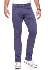 Wrangler - WRANGLER SPODNIE MĘSKIE GREENSBORO DUSK PURPLE W15QRU25K. Materiał: jeans