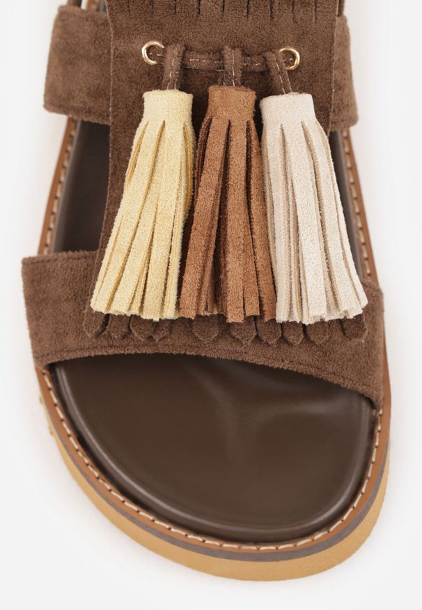 Born2be - Ciemnobrązowe Sandały VICES Ozdobione Chwostami Rawsaran. Okazja: na co dzień. Zapięcie: sprzączka. Kolor: brązowy. Materiał: jeans, len. Wzór: aplikacja. Styl: boho, casual