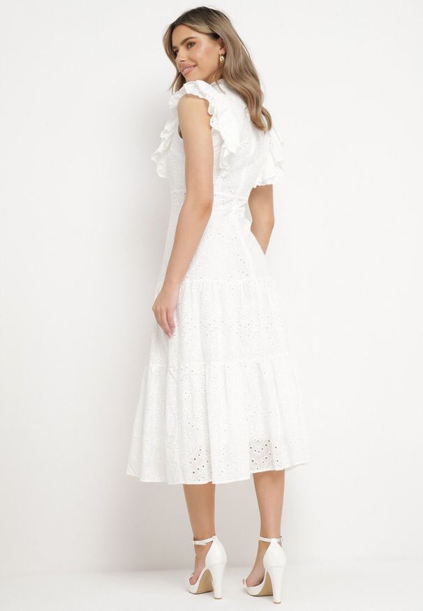 Born2be - Biała Sukienka Ażurowa z Falbankami Perełkami i Stójką Orintia. Typ kołnierza: kołnierz z falbankami, kołnierzyk stójkowy. Kolor: biały. Wzór: ażurowy. Sezon: lato. Typ sukienki: rozkloszowane