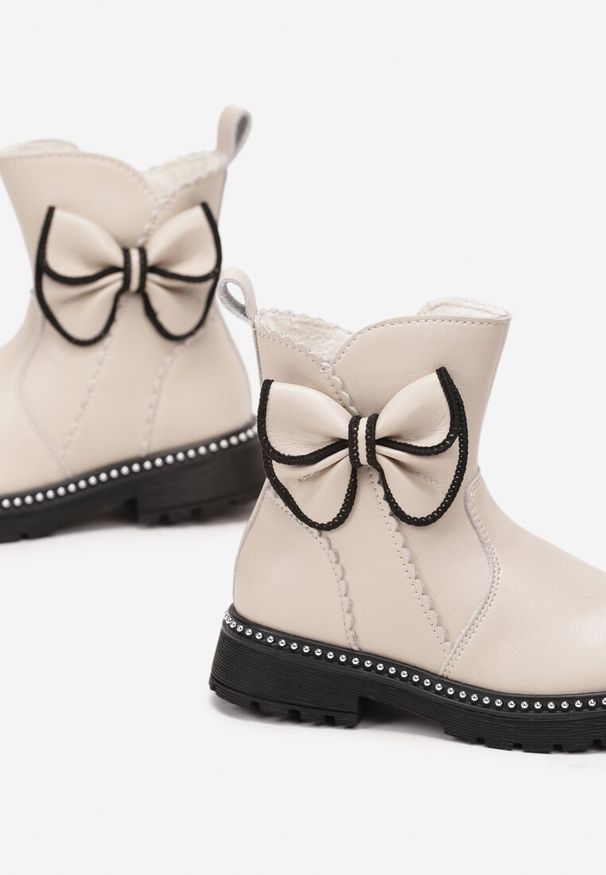 Born2be - Beżowe Botki z Nitami i Ozdobną Kokardką Heloria. Okazja: na co dzień, na uczelnię. Kolor: beżowy. Materiał: jeans. Styl: casual, elegancki