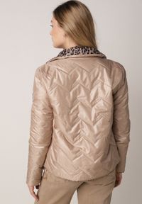 Born2be - Brązowa Dwustronna Kurtka Pikowana Ozdobiona Naszywką i Panterką Nemopis. Okazja: na co dzień. Kolor: brązowy. Materiał: jeans. Wzór: motyw zwierzęcy, aplikacja. Styl: casual #7