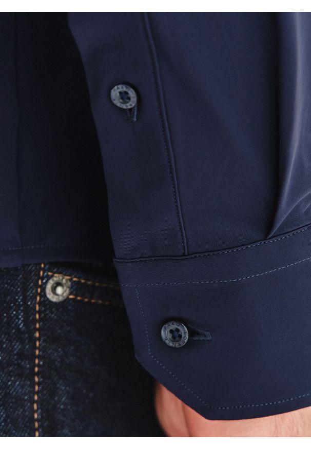 Pako Lorente - PAKO LORENTE – Granatowa koszula męska. Typ kołnierza: kołnierzyk klasyczny. Kolor: niebieski. Materiał: nylon, elastan. Długość rękawa: długi rękaw. Długość: długie. Styl: klasyczny