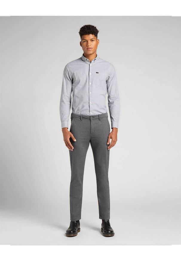 Lee - MĘSKIE SPODNIE MATERIAŁOWE LEE Slim Chino GREY L768QKDZ. Materiał: materiał