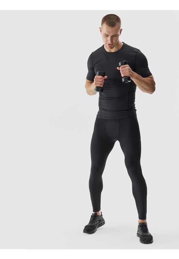 4f - 4F Legginsy treningowe ze średnim stanem męskie - czarne L. Kolor: czarny. Materiał: dzianina, włókno, poliester, materiał, elastan. Wzór: gładki, ze splotem, jednolity. Sport: fitness