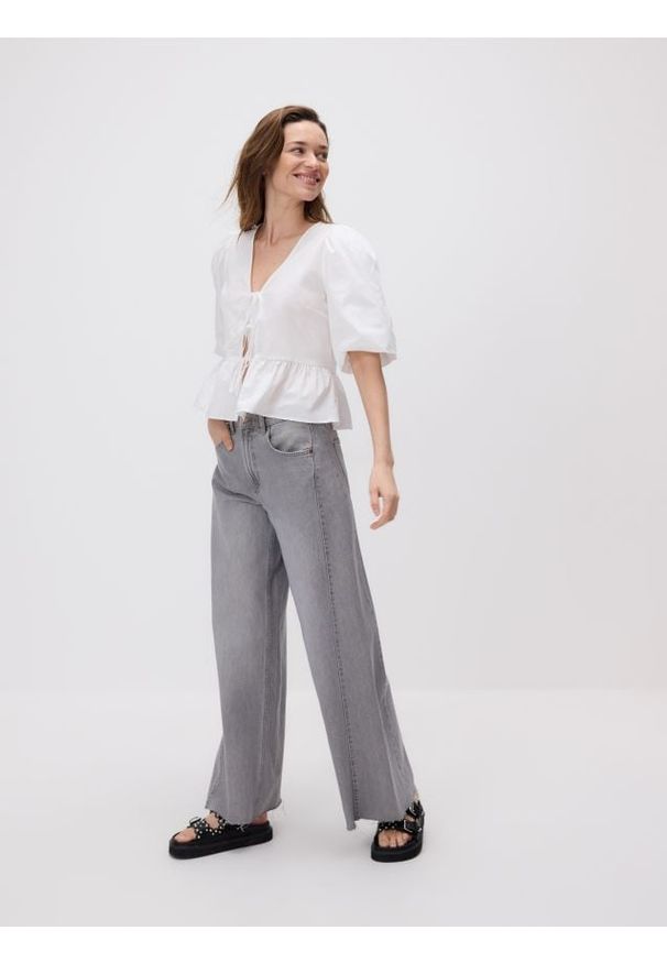 Reserved - Wiązana bluzka z baskinką - biały. Kolor: biały. Materiał: tkanina, bawełna