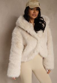 Renee - Beżowa Kurtka Futro z Nieodpinanym Kapturem Zetera. Okazja: na co dzień. Kolor: beżowy. Materiał: futro. Styl: casual, klasyczny #1