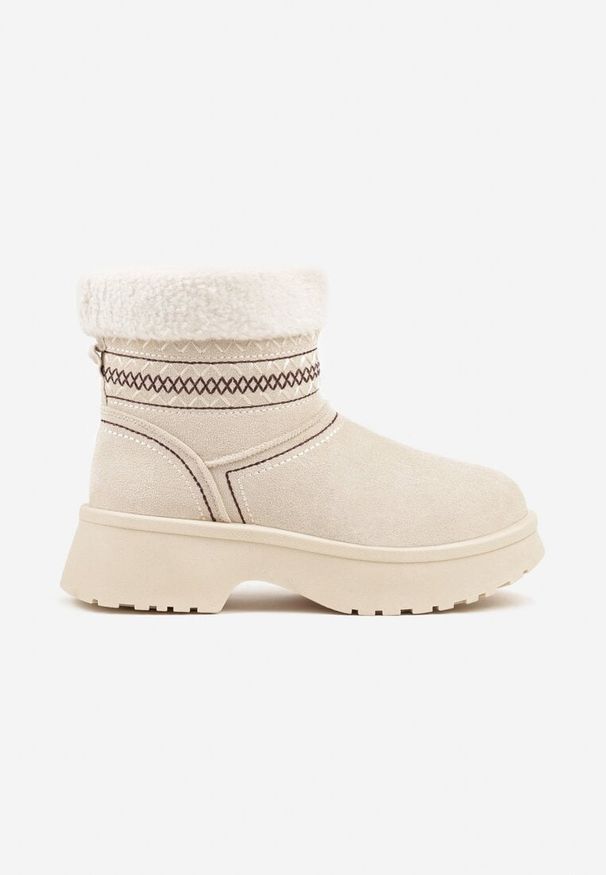 Renee - Beżowe Krótkie Śniegowce Wsuwane z Haftem i Futerkiem przy Cholewce Miovadia. Zapięcie: bez zapięcia. Kolor: beżowy. Materiał: futro. Szerokość cholewki: normalna. Wzór: haft. Sezon: zima