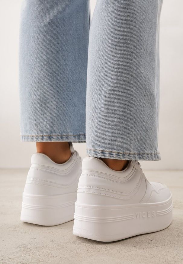 Renee - Białe Sneakersy VICES na Platformie Ozdobione Perforacją i Napisem Ceznella. Okazja: na co dzień. Kolor: biały. Materiał: jeans, dresówka. Wzór: aplikacja, napisy. Obcas: na platformie