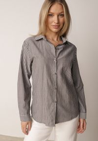 Born2be - Czarna Klasyczna Koszula z Bawełną w Paski Zapinana na Ozdobne Guziki Doriareida. Okazja: na co dzień, na spacer. Kolor: czarny. Materiał: bawełna. Wzór: paski. Styl: klasyczny #4