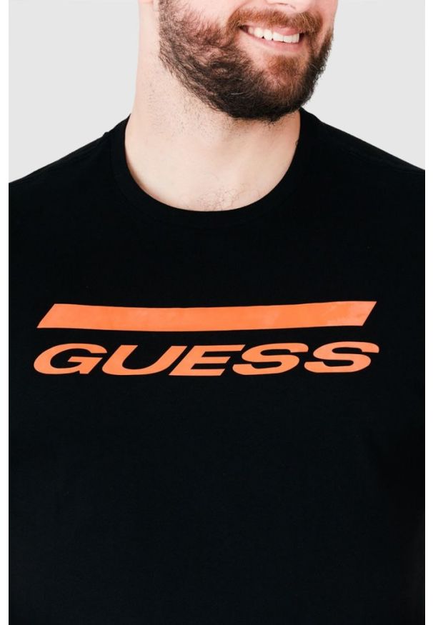 Guess - GUESS Czarny t-shirt męski z pomarańczowym logo. Kolor: czarny