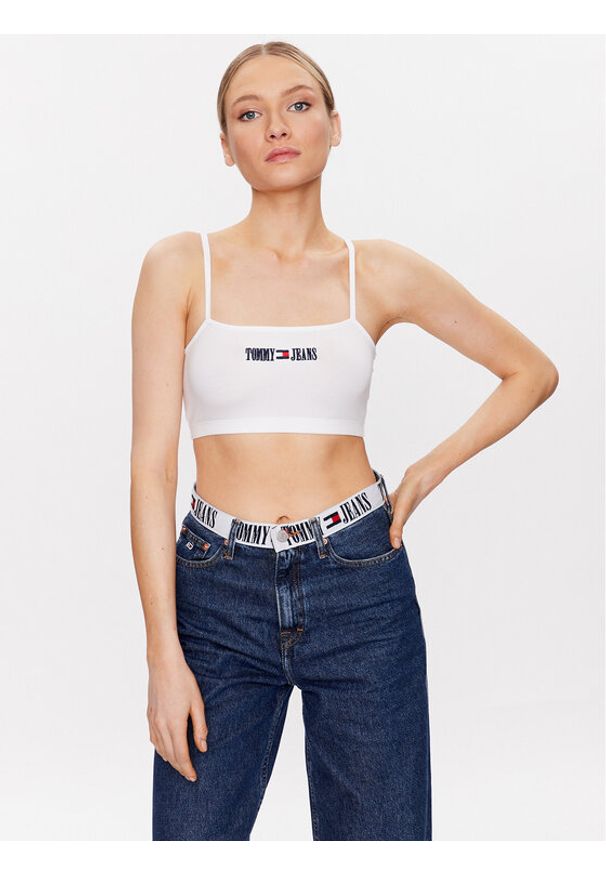 Tommy Jeans Top DW0DW15458 Biały Cropped Fit. Kolor: biały. Materiał: bawełna