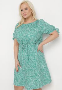 Born2be - Zielona Sukienka Bawełniana z Hiszpańskim Dekoltem Ozdobiona Wzorem Paisley Zariatia. Kolor: zielony. Materiał: bawełna. Wzór: paisley, aplikacja. Sezon: lato #1