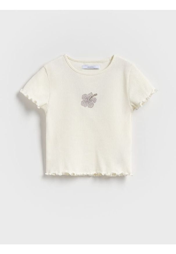 Reserved - Prążkowany t-shirt z aplikacją - złamana biel. Materiał: prążkowany. Wzór: aplikacja