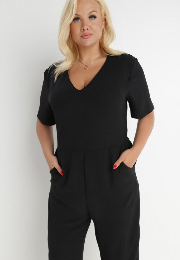 Born2be - Czarny Kombinezon Panomeda. Kolekcja: plus size. Kolor: czarny. Materiał: tkanina. Długość rękawa: krótki rękaw. Długość: krótkie. Wzór: gładki, jednolity, kolorowy. Styl: klasyczny