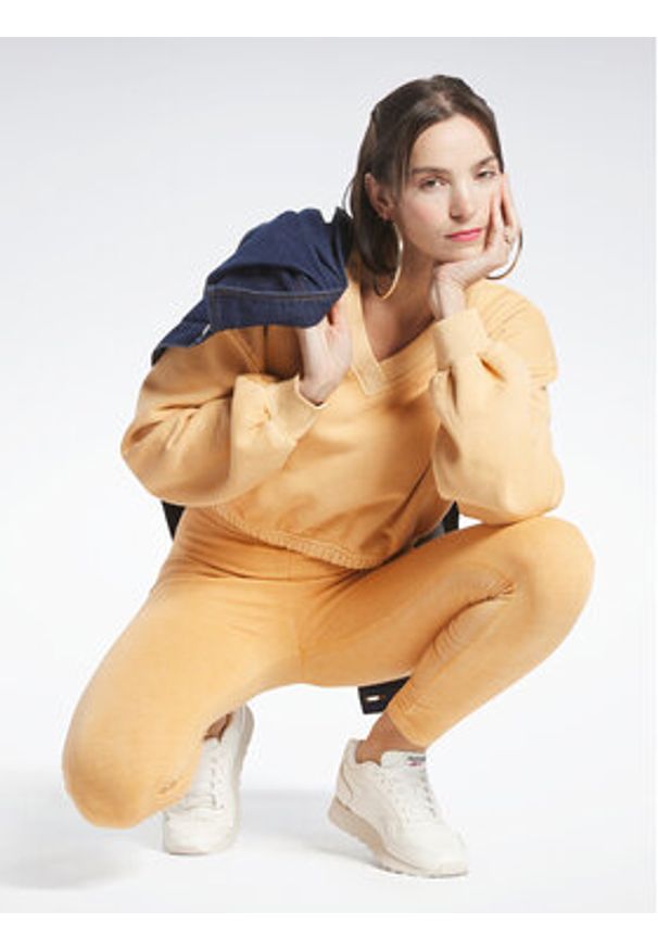 Reebok Bluza Reebok Classics Natural Dye Sweatshirt HS4739 Pomarańczowy Cropped Fit. Kolor: pomarańczowy. Materiał: bawełna