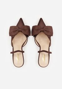 Renee - Brązowe Szpilki o Satynowym Wykończeniu z Aplikacją w Kształcie Kokardy Gihaen. Okazja: do pracy. Kolor: brązowy. Materiał: satyna. Wzór: aplikacja. Obcas: na szpilce #8