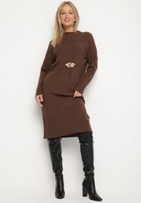 Born2be - Brązowa Sweterkowa Sukienka z Wiskozą i Broszką Tinarrea. Okazja: do pracy, na spacer. Kolor: brązowy. Materiał: wiskoza. Wzór: aplikacja. Typ sukienki: sportowe. Styl: klasyczny, sportowy #7