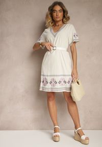 Renee - Fioletowa Pudełkowa Sukienka z Bawełny w Hafty w Stylu Boho Felkio. Okazja: na co dzień. Typ kołnierza: dekolt w kształcie V. Kolor: fioletowy. Materiał: bawełna. Długość rękawa: krótki rękaw. Wzór: haft. Typ sukienki: proste. Styl: boho