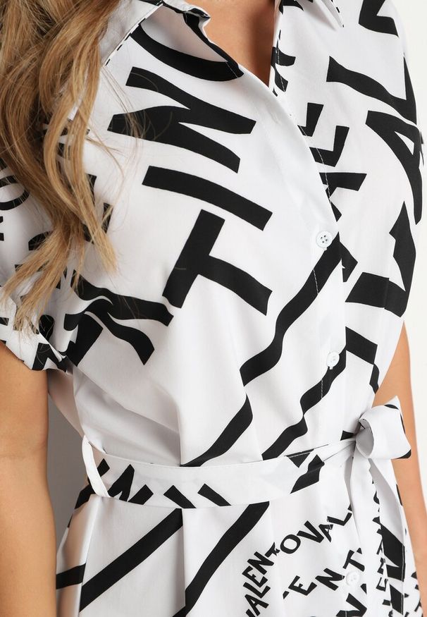 Born2be - Biało-Czarna Koszulowa Sukienka z Materiałowym Paskiem w Talii i Ozdobnymi Napisami Gareta. Okazja: na co dzień. Typ kołnierza: dekolt w kształcie V. Kolor: biały. Materiał: materiał. Wzór: napisy. Typ sukienki: koszulowe. Styl: casual, elegancki, klasyczny