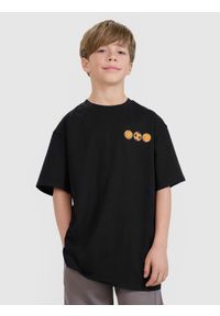 4f - 4F T-shirt oversize z nadrukiem chłopięcy - czarny 146 (10-11 lat). Okazja: na co dzień. Kolor: czarny. Materiał: dzianina, bawełna, jersey. Długość rękawa: krótki rękaw. Długość: krótkie. Wzór: nadruk. Sezon: lato. Styl: klasyczny, sportowy, casual