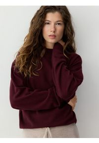 Reserved - Sweter z wełny merino - mahoniowy. Kolor: brązowy. Materiał: wełna