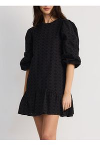 Reserved - Ażurowa sukienka mini - czarny. Kolor: czarny. Materiał: tkanina, bawełna. Wzór: ażurowy. Typ sukienki: proste. Długość: mini #1