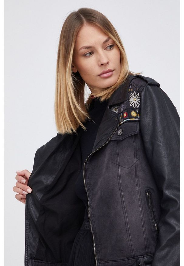 Desigual Ramoneska jeansowa damska kolor czarny przejściowa. Okazja: na co dzień. Kolor: czarny. Materiał: jeans. Wzór: haft. Styl: klasyczny, casual