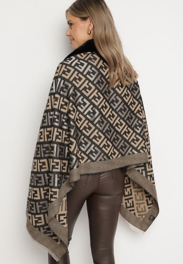 Born2be - Czarno-Beżowe Wiskozowe Ponczo w Geometryczny Wzór z Futerkową Wstawką Miarella. Okazja: na co dzień. Kolor: czarny. Materiał: wiskoza. Wzór: geometria. Styl: casual, klasyczny