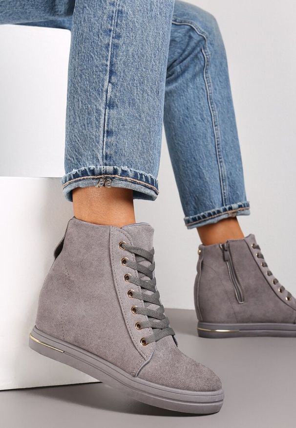 Born2be - Szare Botki na Ukrytym Koturnie z Łańcuchem Nonammo. Okazja: na co dzień, na spacer. Zapięcie: sznurówki. Kolor: szary. Materiał: jeans, skóra. Wzór: aplikacja. Obcas: na koturnie. Styl: klasyczny, casual, elegancki